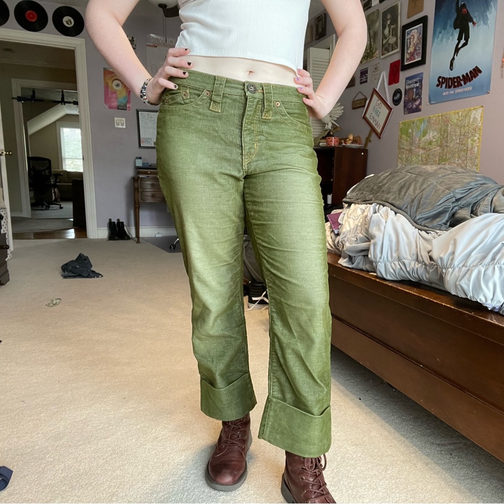 Green corteroy pants! Size 8 but fits more like a 6. Very versatile garment